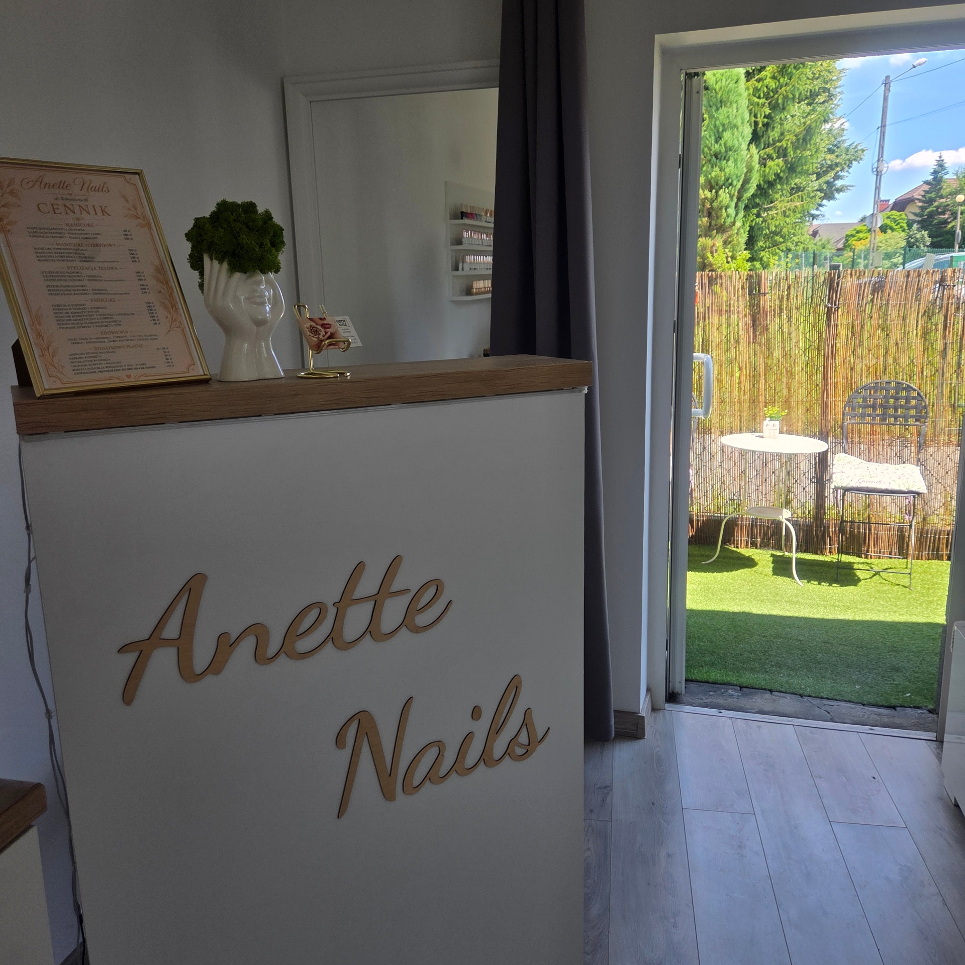 Studio ANETTE NAILS — wejście i ogród